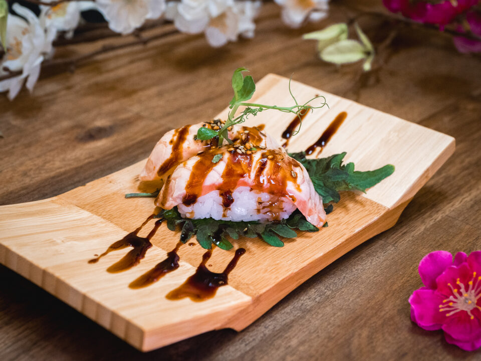 Flambierter Lachs Nigiri